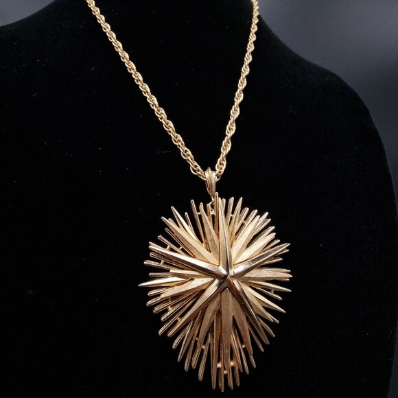Vintage TRIFARI 1960s Gold-Tone Starburst Pendant Necklace With Rope Chain - Picture 3 of 7